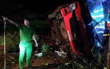 Xe khách lật trong đêm, hàng chục người thương vong