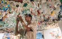 500kg rác thải treo lơ lửng trên đầu: Triển lãm ấn tượng ở Hà Nội khiến người xem ngộp thở