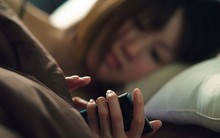 Từ cắm đầu vào điện thoại đến quá quan tâm người khác nghĩ gì về mình: 5 dấu hiệu cho thấy chị em đang lãng phí thời gian, thả trôi cuộc sống