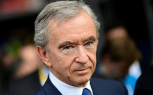 Cuộc sống của 'vua hàng hiệu' giàu hơn Bill Gates