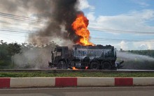 CLIP: Xe ben tông thẳng xe bồn, lửa bốc dữ dội, 2 người bị thiêu cháy trong cabin