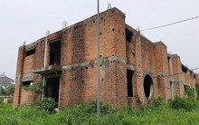 Cận cảnh trường học trăm tỷ biến thành trại gà hoang hóa