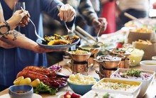 Người Việt vẫn bị chê thiếu văn minh khi ăn tiệc buffet, vậy đâu là cách ăn thật sang mà lại huề được vốn bỏ ra ban đầu?