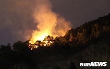 Giữa đêm, hàng trăm người leo lên đỉnh núi dập tắt đám cháy rừng ở Đà Nẵng