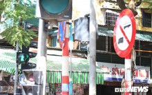 Ảnh: Biển báo có cũng như không khiến người đi đường Hà Nội dở khóc dở cười