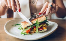 BS nêu 4 thói quen xấu khi ăn sáng rất nhiều người mắc: Nên thay đổi để không đổ bệnh