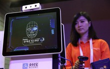 Ở Trung Quốc, dùng smartphone quét mã QR đã trở thành "dĩ vãng", giờ đây chỉ cần nhìn vào camera, mỉm cười là thanh toán xong!