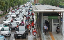 Bất chấp xử phạt, loạt phương tiện vẫn vô tư đi ngược chiều, lấn làn BRT