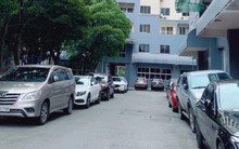 Đua nhau mua xe rồi thiếu chỗ đậu