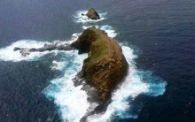 Cả thế giới đang sửng sốt vì tảng đá hình voi khổng lồ ở Iceland quá giống thật, khi chụp flycam từ trên xuống còn sốc hơn!