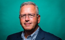 Vị giáo sư bỏ dạy Hóa để khởi nghiệp ở tuổi 50, tạo ra công ty 2,5 tỷ USD, đang phá vỡ ngành công nghiệp 7.000 năm tuổi trị giá hàng nghìn tỷ USD