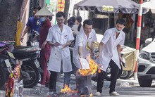 Hè phố Hà Nội đỏ lửa cúng Rằm tháng bảy