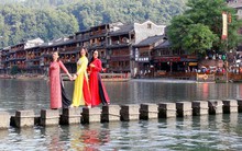 50 ngàn khách Việt, nhẵn túi khi đến Phượng Hoàng cổ trấn