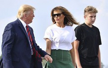 Tổng thống Trump nắm tay vợ đầy tình cảm sau kì nghỉ hè nhưng cậu út Barron lại chiếm spotlight với ngoại hình khác lạ