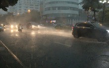 Trời Hà Nội tối đen trong cơn mưa chiều, hàng loạt xe bật đèn lưu thông