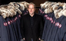 Bỏ giấc mơ viết lách vì thiếu tiền, anh chàng này đưa thương hiệu áo khoác “con ghẻ quốc dân” thành “ngỗng đẻ trứng vàng”, được giới Hollywood tin dùng