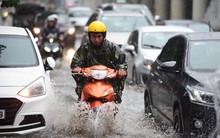 Mưa dai dẳng suốt trưa, người Sài Gòn lại băng băng lướt sóng