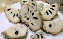 Trong quả na có 1 bộ phận chứa độc tố có thể gây ngộ độc nếu ăn phải, khi ăn na hãy cẩn trọng lược bỏ