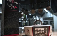 Vì sao nhà hàng càng sang trọng, quy định cấm thực khách mang đồ ăn thừa về càng thắt chặt?