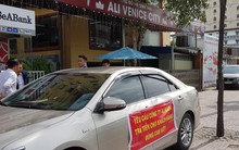 Khách hàng đến trụ sở Alibaba căng băng rôn đòi tiền