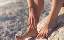 Nếu biết được 4 tác hại sức khỏe của dép xỏ ngón, nhất là tác hại thứ 4 thì chắc chắn bạn sẽ sợ tới già