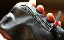 Giúp 1 cô bé nghèo khó, 2 năm sau, mục sư nhận được chiếc ví cũ làm thay đổi số phận nhà thờ