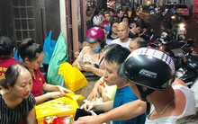 Bất chấp mưa bão, người dân đổ xô xếp hàng “săn” bánh trung thu Bảo Phương