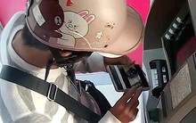 Người nước ngoài gắn vật thể lạ vào trụ ATM ở Sài Gòn