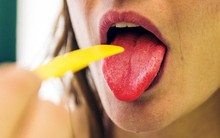 Lưỡi đột nhiên sưng đỏ bất thường có thể là cảnh báo của nhiều vấn đề sức khỏe mà bạn chẳng ngờ đến