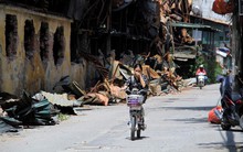 Người dân bịt mũi, nín thở qua hiện trường vụ cháy công ty Rạng Đông