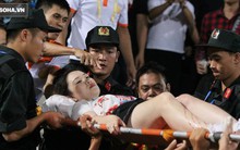 Người bắn pháo sáng khiến nữ CĐV bị thương ở SVĐ Hàng Đẫy có dấu hiệu phạm tội "cố ý gây thương tích"?