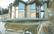 'Đột nhập' biệt thự 7 tầng dát vàng siêu sang dưới lòng đất