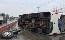 Kinh hoàng cảnh tượng xe khách văng bánh, lật nhào, 26 hành khách kêu cứu