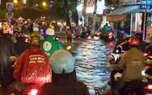 Mưa khủng khiếp khiến nhiều tuyến đường bị nhấn chìm, hàng trăm người dân đẩy xe đi bộ ở TP.HCM