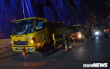 Ảnh: 30 công nhân hút bùn xuyên đêm cạnh nhà máy Rạng Đông