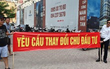 Dự án dừng thi công không rõ nguyên do, khách hàng căng băng rôn đòi thay chủ đầu tư