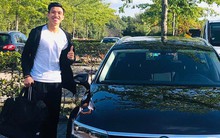 Đoàn Văn Hậu tươi tắn khi được cấp ô tô riêng tại Hà Lan