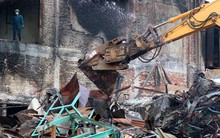 Huy động máy cắt, máy xúc dọn 'núi' phế liệu ở kho xưởng Rạng Đông