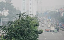Ảnh: Sài Gòn bị bao phủ một màu trắng đục từ sáng đến trưa, người dân cay mắt khi đi ngoài trời
