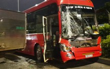[Video] - Đầu xe khách biến dạng, nhiều người la hét sau va chạm liên hoàn ở TP HCM