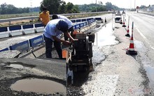 Ổ gà, ổ voi tái xuất trên cao tốc 34.000 tỷ: VEC đổ tại trời mưa