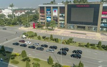 Hơn chục chiếc VinFast Lux lần đầu nối đuôi nhau trên phố khiến người dân Hà Nội tò mò