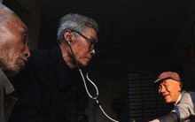 Mắc ung thư phổi ở tuổi 85, vị bác sĩ già “tự điều trị ung thư” cho mình bằng 3 bí quyết đơn giản nhưng hiệu quả