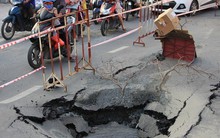 VIDEO: Đường bất ngờ sụp lún, tạo hố khổng lồ ở TP HCM