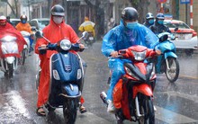 Chùm ảnh: Hà Nội đón cơn mưa rào sau nhiều ngày hanh khô, chỉ số chất lượng không khí được cải thiện