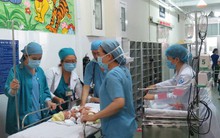 Hồi hộp những nhát dao đầu tách 2 bé song sinh liền nội tạng