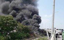 Cảnh sát khản cổ phát loa nhường đường, tài xế Lexus vẫn ngang ngược chặn đầu xe cứu hỏa