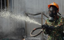 Cận cảnh bộ đội dùng súng phun hóa chất để tẩy độc Rạng Đông