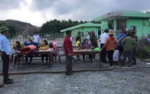 Hàng chục hộ dân dựng rạp, bàn ghế chặn cổng nhà máy rác ở Hà Tĩnh