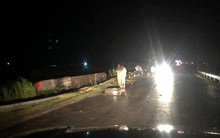 Lật xe giường nằm trên đường đi Lào, 1 người chết, 20 người bị thương